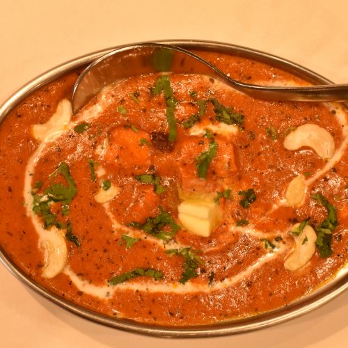 Pollo asado con frutos secos y salsa de tomate y mantequilla.