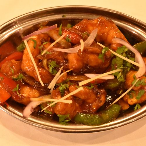 Gambas con tomate, cebolla, pimiento y guindillas.