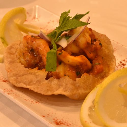 Pan hindú frito con salsa de gamba picante.