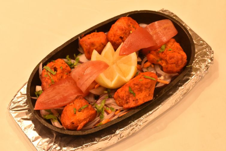 Pechuga de pollo marinada asada en horno hindú.