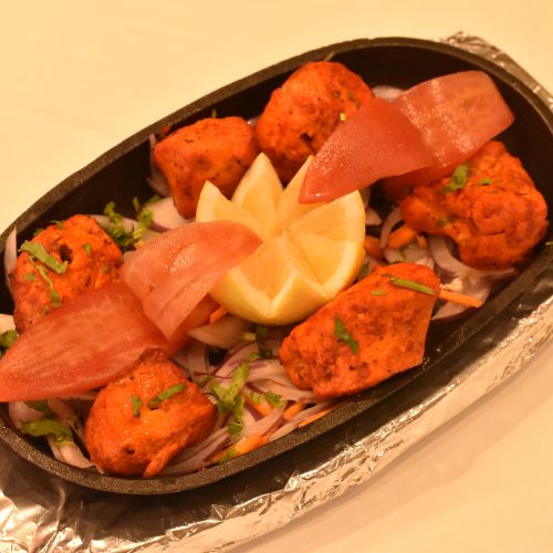 Pechuga de pollo marinada asada en horno hindú.